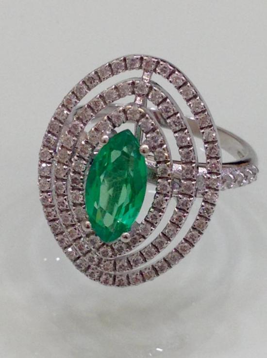 anello con smeraldo e diamanti