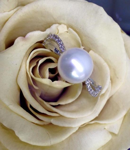 <p>anello perla bianca</p>