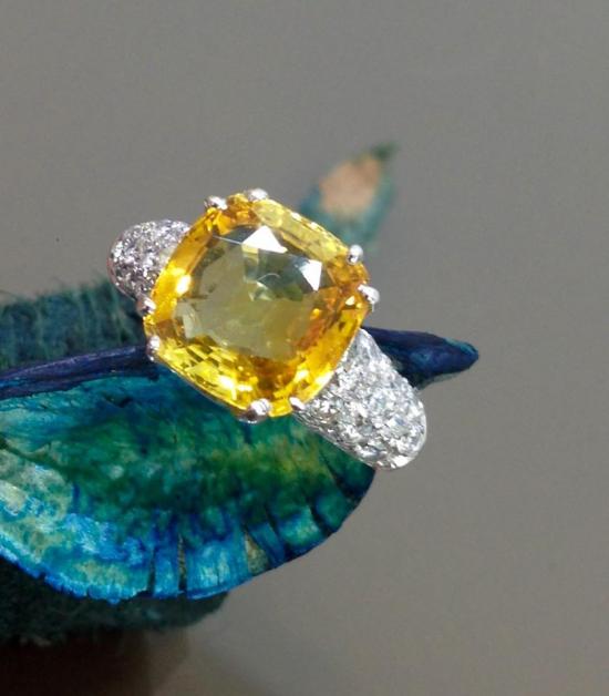 18 kt gold ring with yellow sapphire and diamond top quality Sri Lanka
