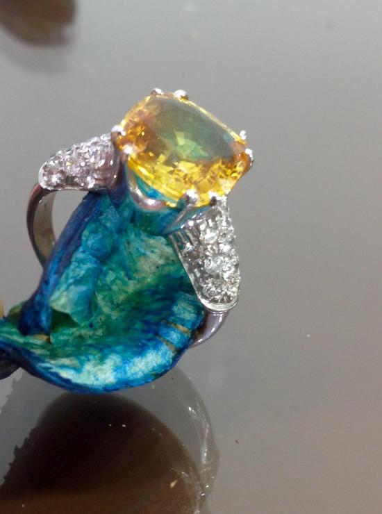 18 kt gold ring with yellow sapphire and diamond top quality Sri Lanka