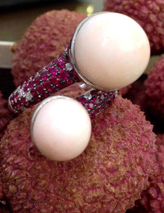 18kt gold ring with pink coral; rubies and diamonds