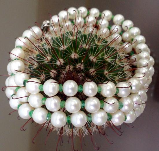 bracelet three rows pearls and emeralds