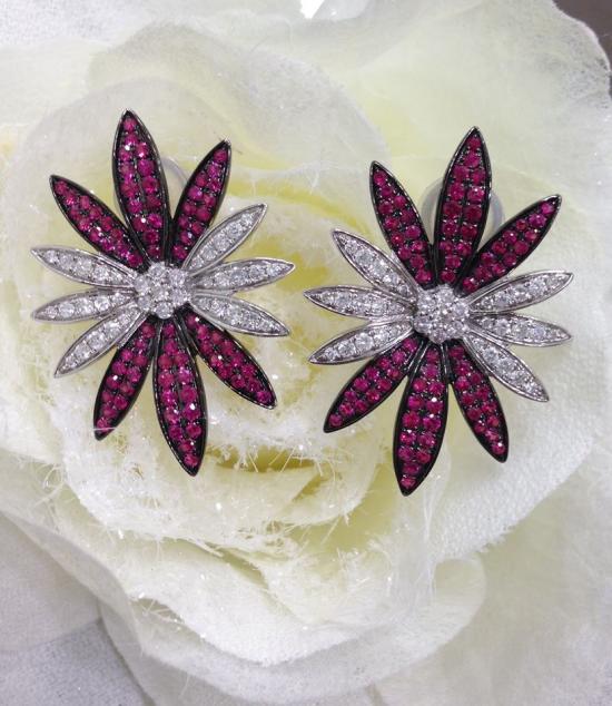 Earrings in 18k gold with diamonds and rubies