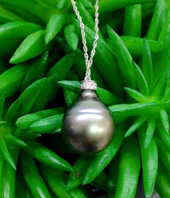necklace with pearl gray