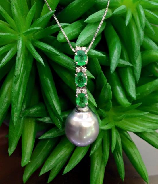 necklace with pendant with emerald and pearl gray