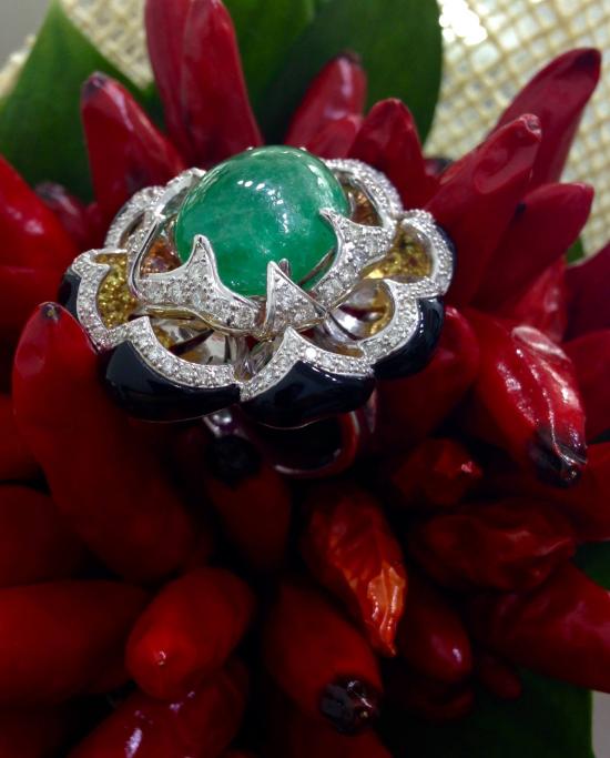 Particular ring with emerald cabochon