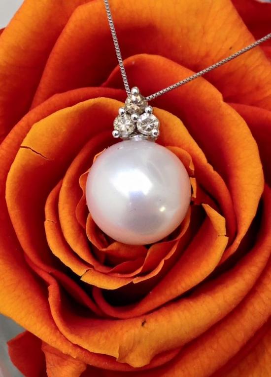 pendant with pearl and diamonds