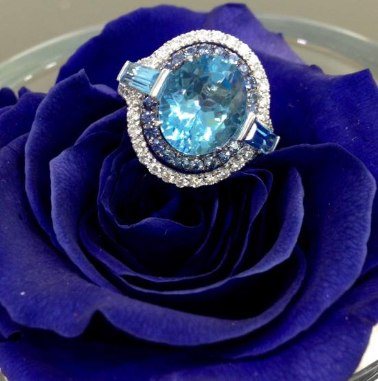 Ring in 18k gold with blue topaz