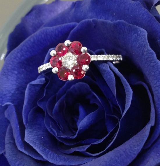 Ring in 18kt gold with rubies and diamonds