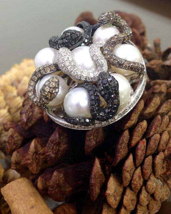 Importante anello in oro bianco 18 kt con con perle e diamanti