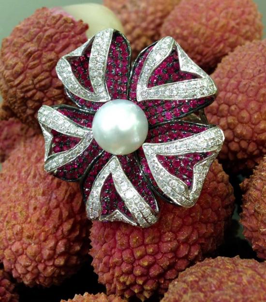 Importante anello in oro bianco 18 kt con perla Australia, rubini diamanti