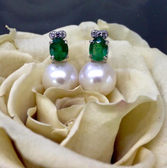 <p>orecchini perle e smeraldi</p>