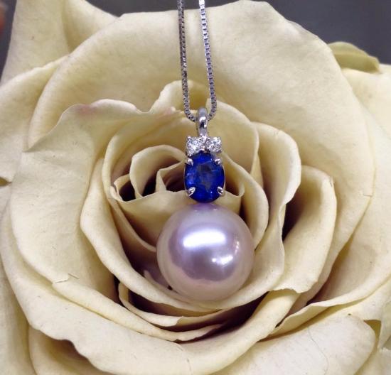 <p>pendente con perla lilla</p>