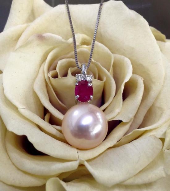 <p>pendente con perla rosa</p>