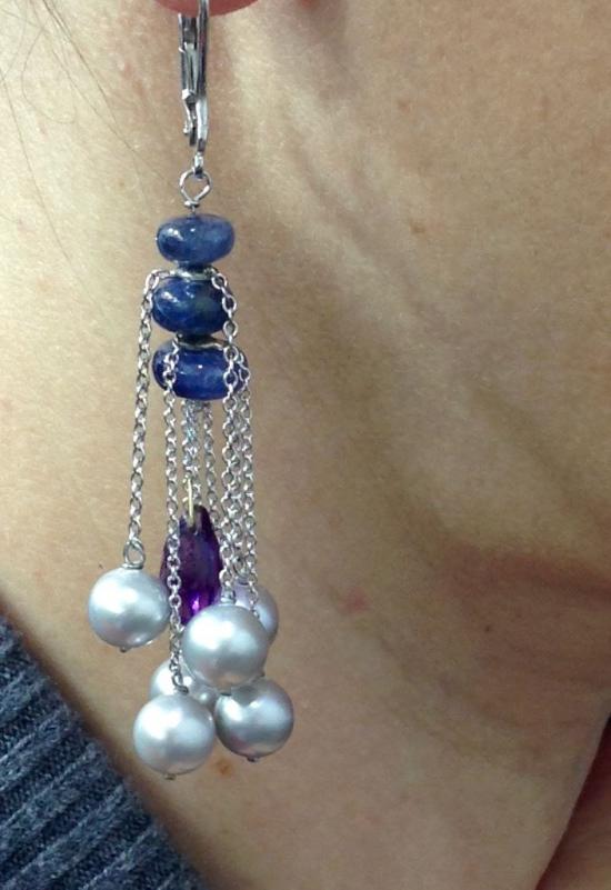 Unici ed esclusivi orecchini in oro 18kt con zaffiri blu, ametiste e perle grigie