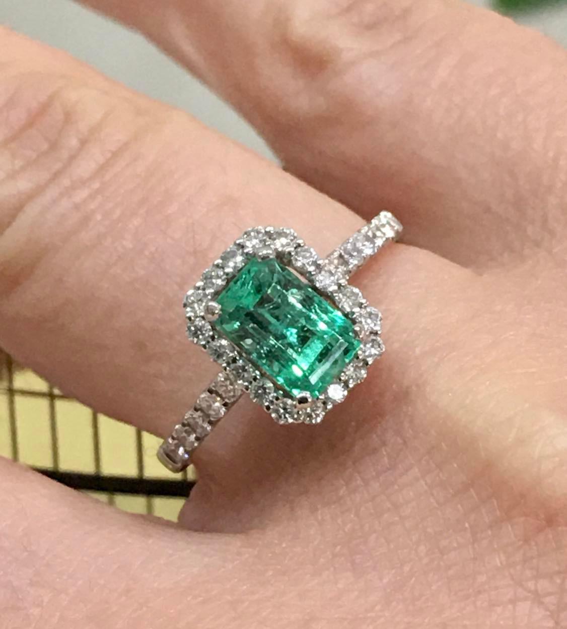 anello-con-smeraldo-e-diamanti-mg792-2