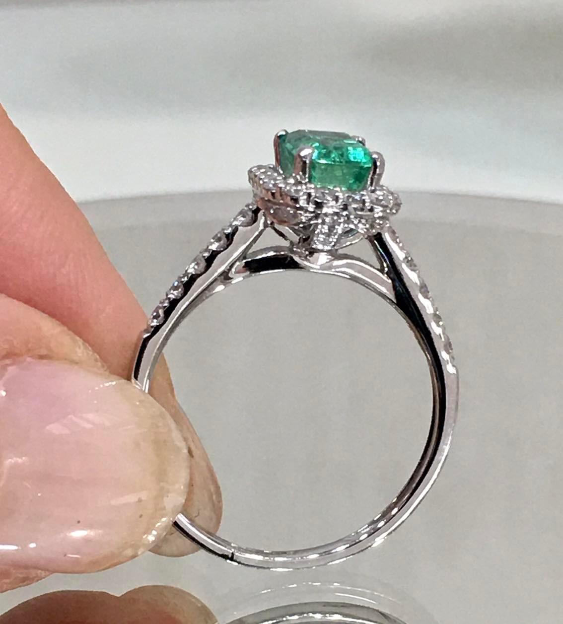 anello-con-smeraldo-e-diamanti-mg792-4