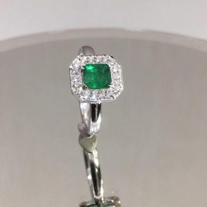 Anello con smeraldo e diamanti - Image 1