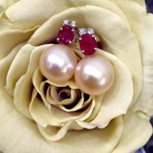 Orecchini con perle rosa, rubini e diamanti - Image 1