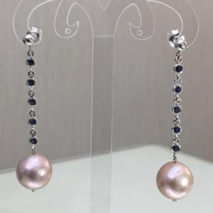Orecchini pendenti con perle rosa e zaffiri - Image 1