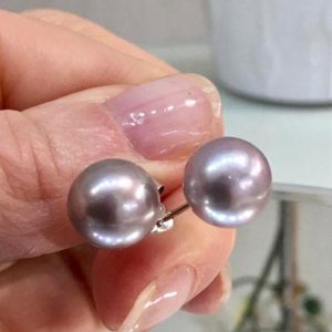 Orecchini a lobo con perle rosa - Image 1