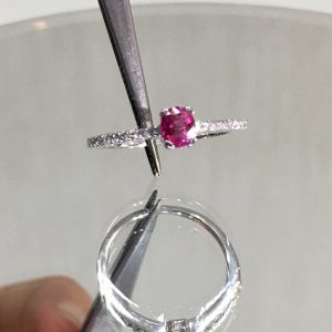 Anello con rubino e diamanti - Image 3