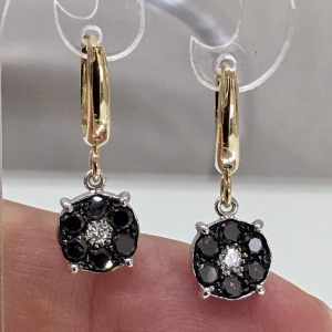 Orecchini a cerchio con fiorellini pendenti in diamanti bianchi e neri - Image 1