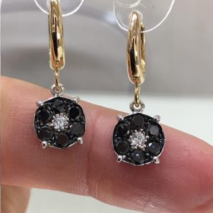 Orecchini a cerchio con fiorellini pendenti in diamanti bianchi e neri - Image 3