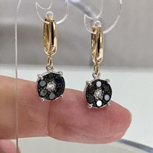 Orecchini a cerchio con fiorellini pendenti in diamanti bianchi e neri - Image 2