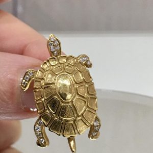 Tartaruga a spilla in oro giallo con diamanti - Image 1